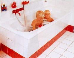 Kinder in Badewanne